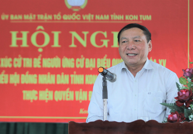 Bộ trưởng Nguyễn Văn Hùng phát biểu tại buổi tiếp xúc cử tri